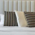 Chic 2Br Apt With Captivating City Views In Dubai By Vibel