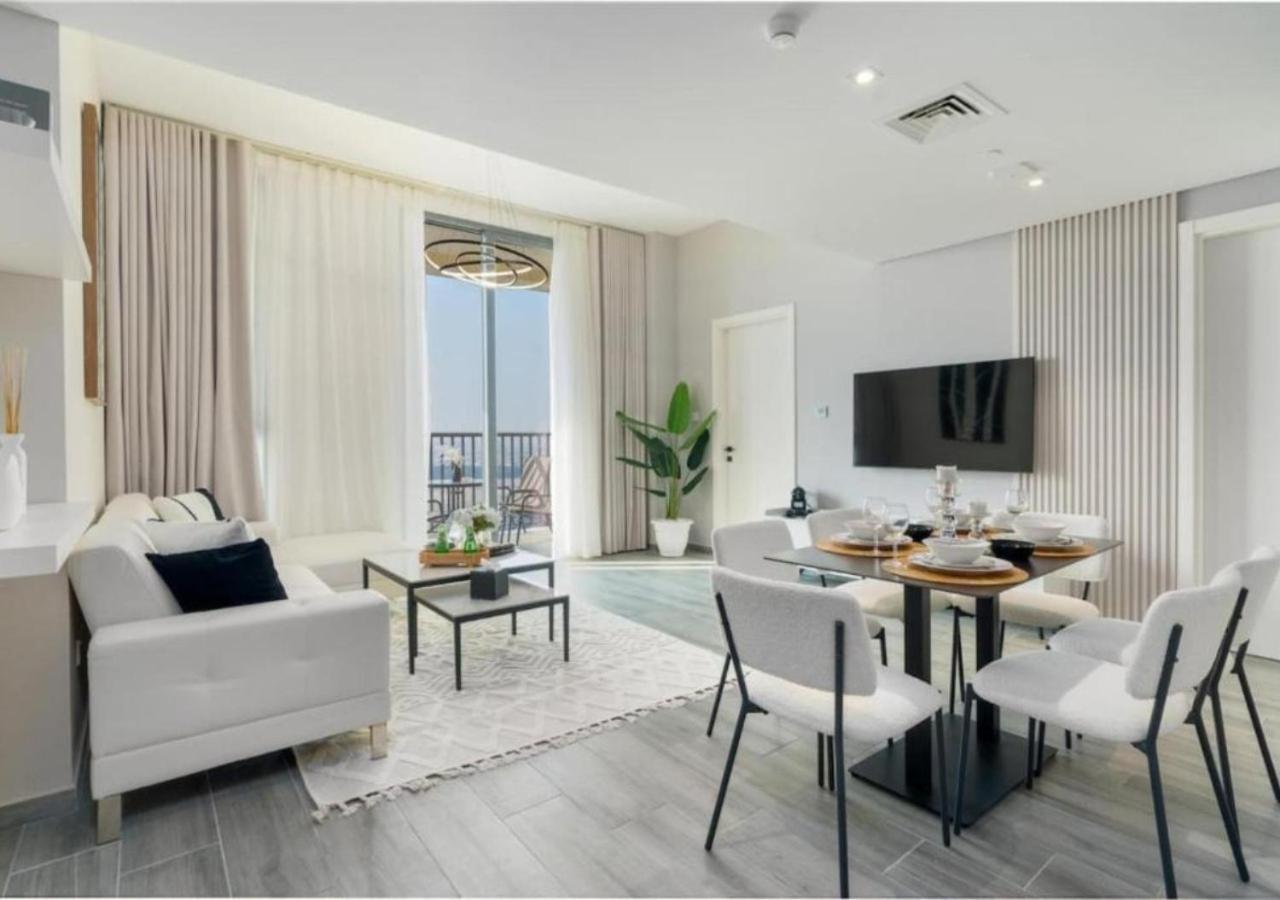 Chic 2br With Captivating Views In By Vibel Apartment Dubai