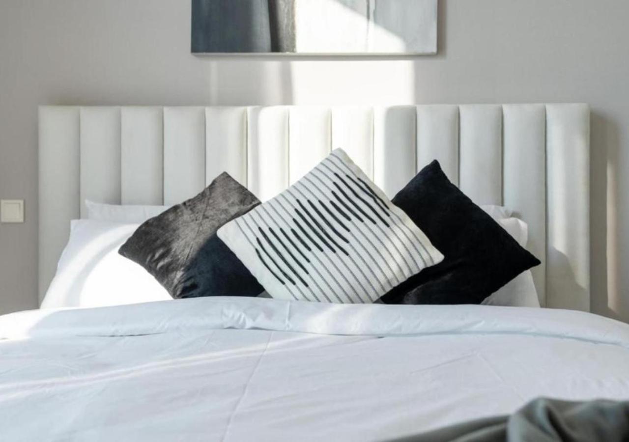 Chic 2br With Captivating Views In By Vibel