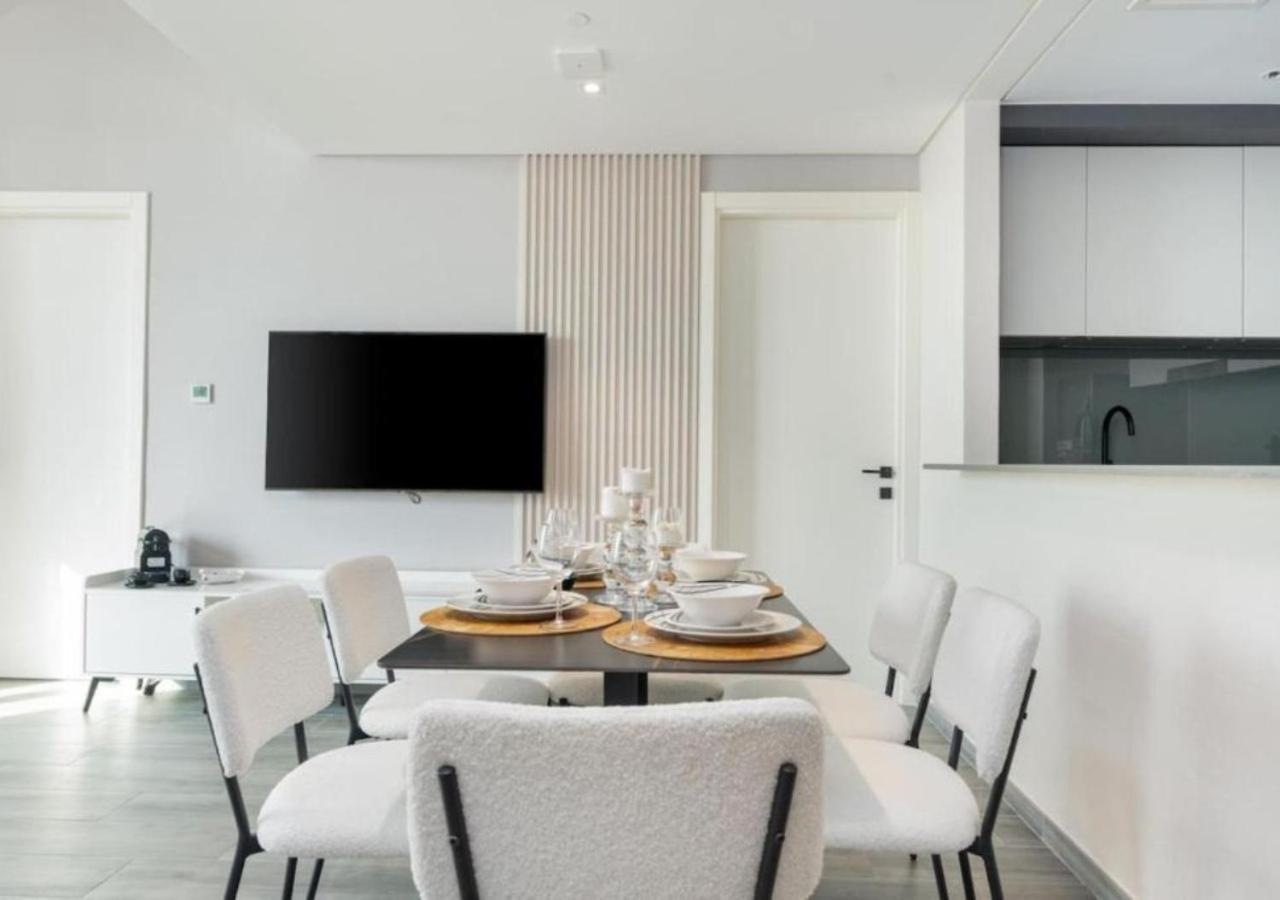 Chic 2br With Captivating Views In By Vibel