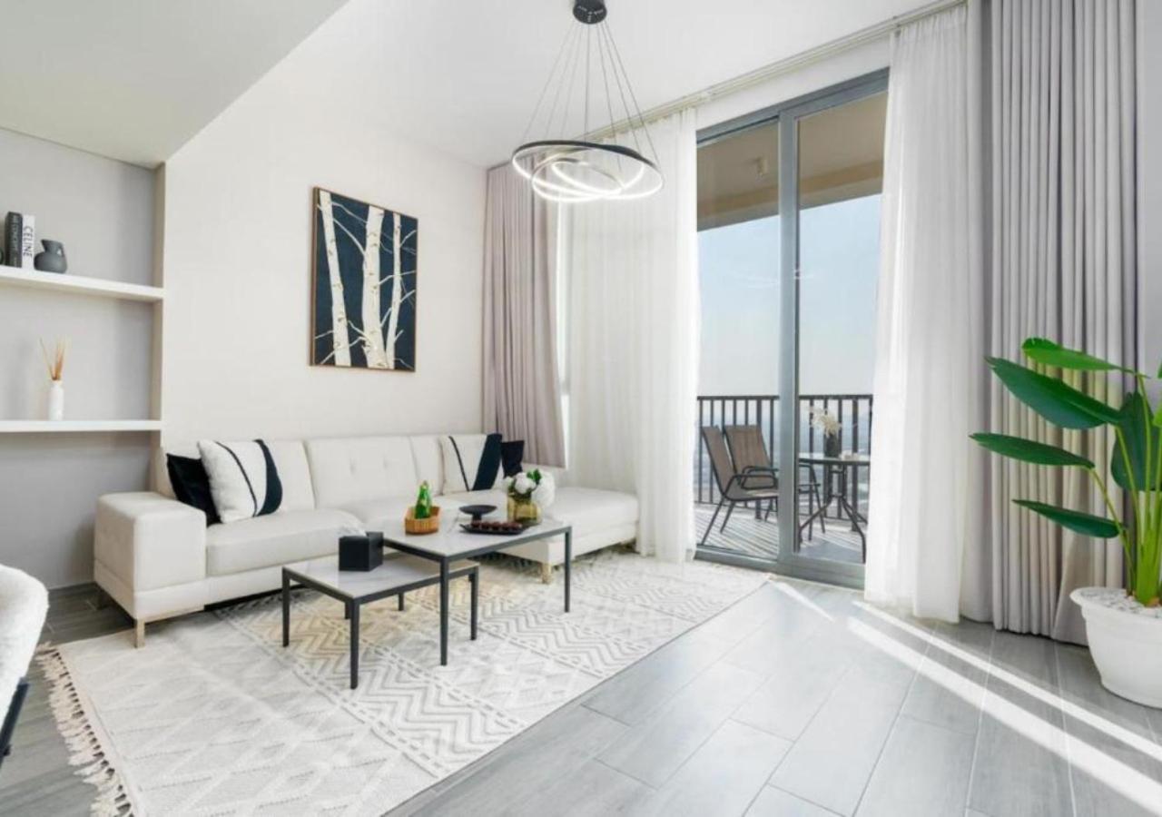 Chic 2br With Captivating Views In By Vibel Apartment